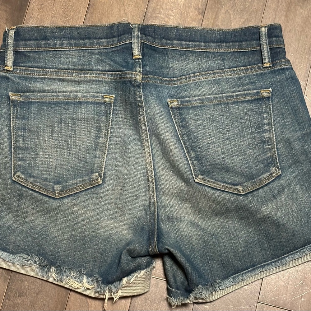 FRAME Le Cutoff Short Women’s Size 28 Denim Shorts Raw Hem Distressed Blue - Picture 2 of 9
